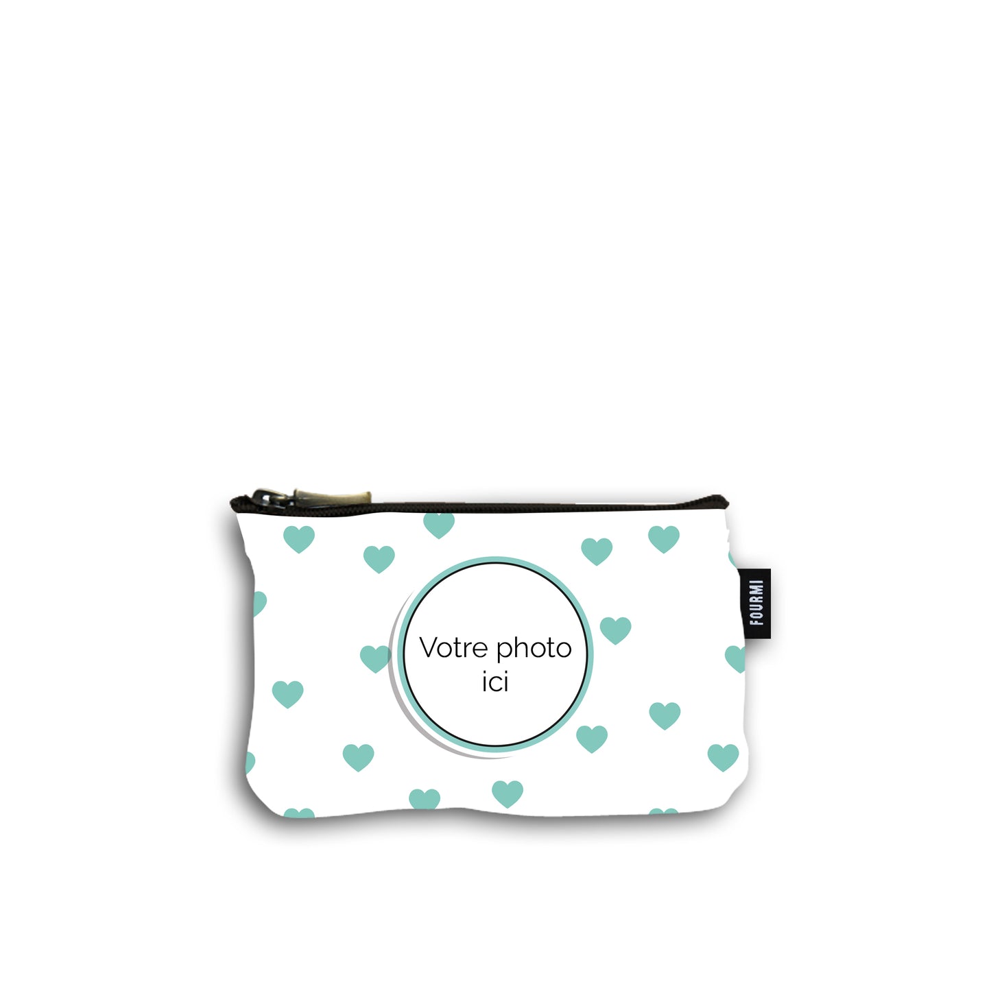 Devant de la pochette en coton de 10 centimètres par 15 centimètres. Le motif de la pochette représente des cœurs turquoises . On peut imprimer sa photo au centre d'une marie louise turquoise et noire. Pochette avec un zip noir et un curseur couleur bronze.