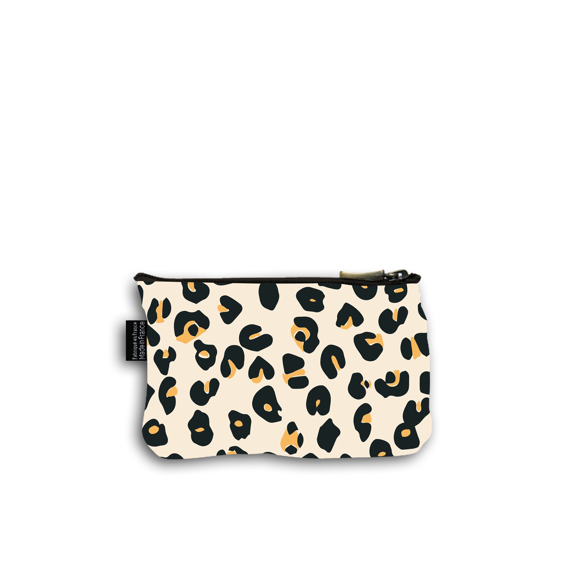 Dos de la pochette en coton de 10 centimètres par 15 centimètres. Le motif de la pochette est un imprimé léopard classique  sur fond beige avec des tâches oranges.  Pochette avec un zip noir et un curseur couleur bronze.