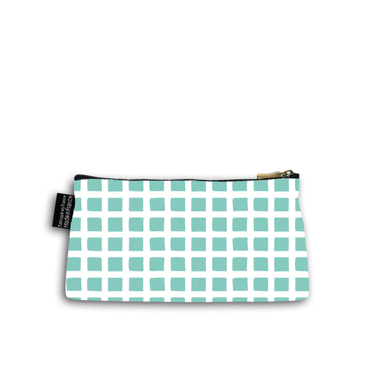 Dos de la trousse en coton de 10 centimètres par 20 centimètres. Trousse avec un zip noir et un curseur couleur bronze. Le fond de la trousse se compose de carrés turquoise.