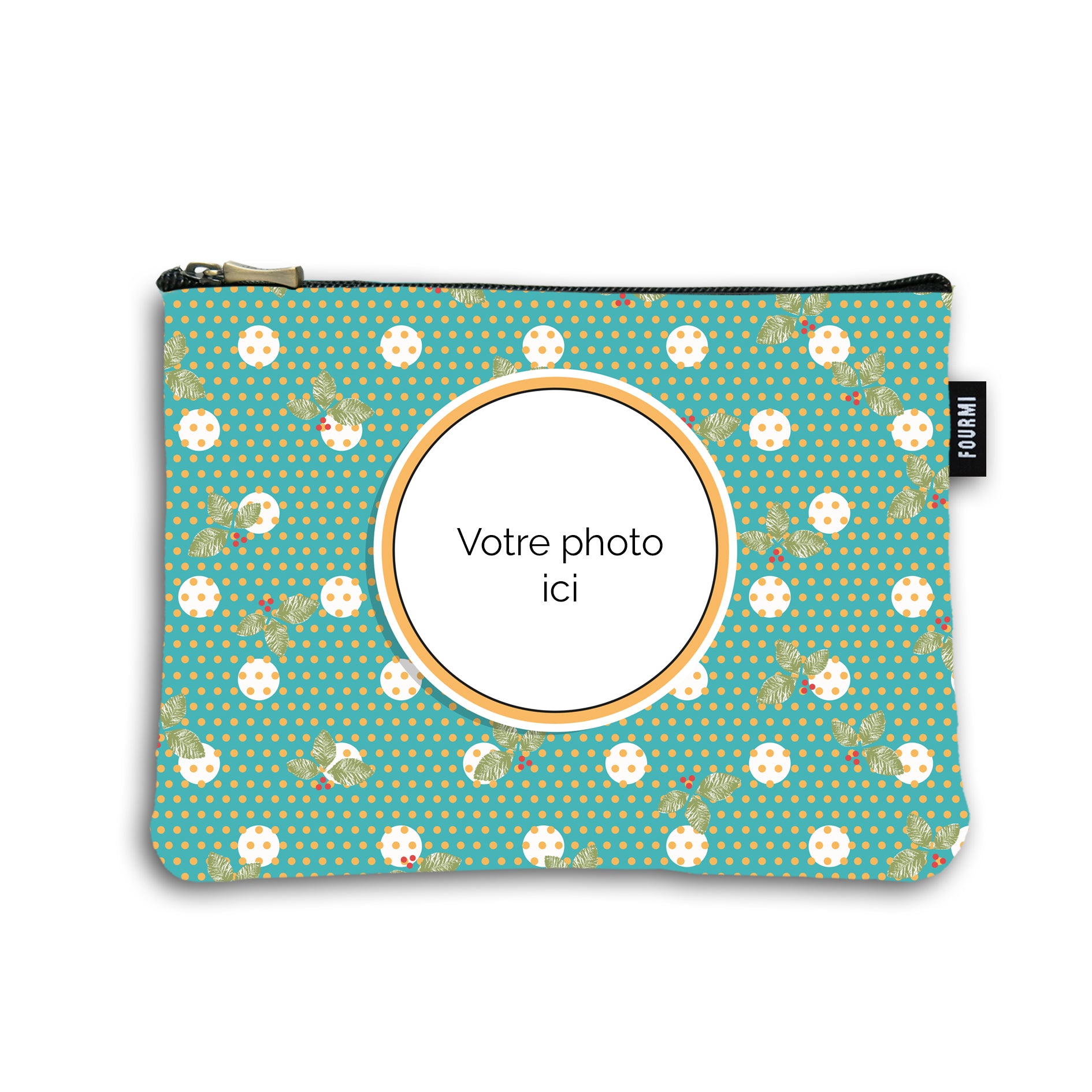 Devant de la pochette en coton de 18 centimètres par 23,50 centimètres. On peut imprimer une photo au centre de la pochette dans un cadre marie louise orange et blanc. Pochette avec un zip noir et un curseur couleur bronze. Le fond de la trousse est couleur turquoise avec des petits pois orange et des feuilles de houx vertes et baies rouges.