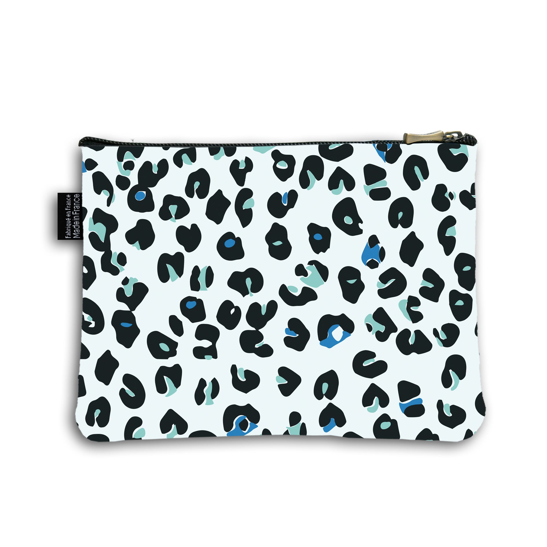 Dos de la pochette en coton de 18 centimètres par 23,50 centimètres. Pochette avec un zip noir et un curseur couleur bronze. Le fond de la trousse est un motif léopard fond bleu avec des taches bleus et noires.